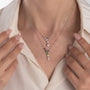 Collana pendenti con cuore in argento 925 con zirconi - Collana Cascade of Hearts – Argento 925 con Cuori a Scalare Silver - indossata
