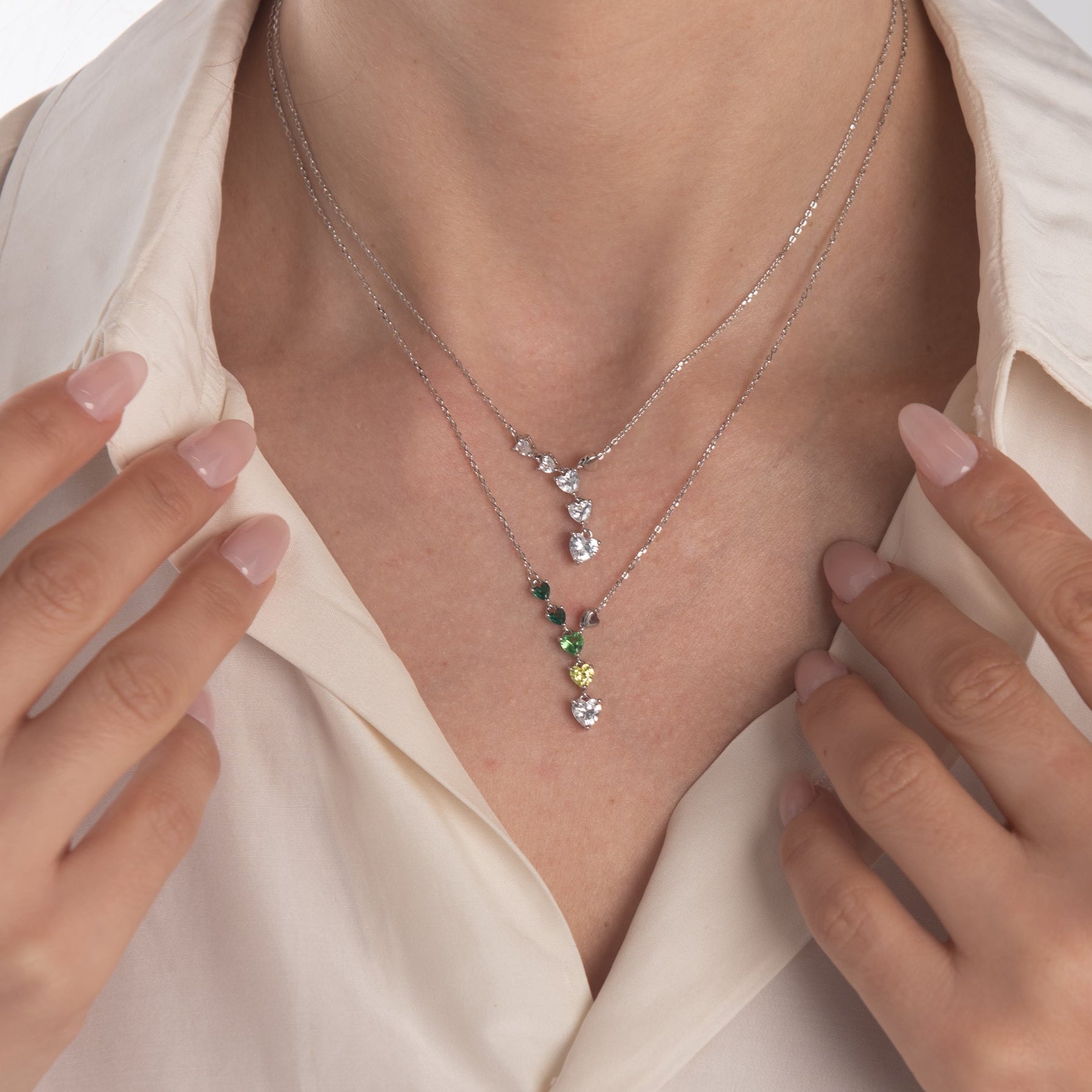 Collana pendenti con cuore in argento 925 con zirconi - Collana Cascade of Hearts – Argento 925 con Cuori a Scalare Silver - indossata